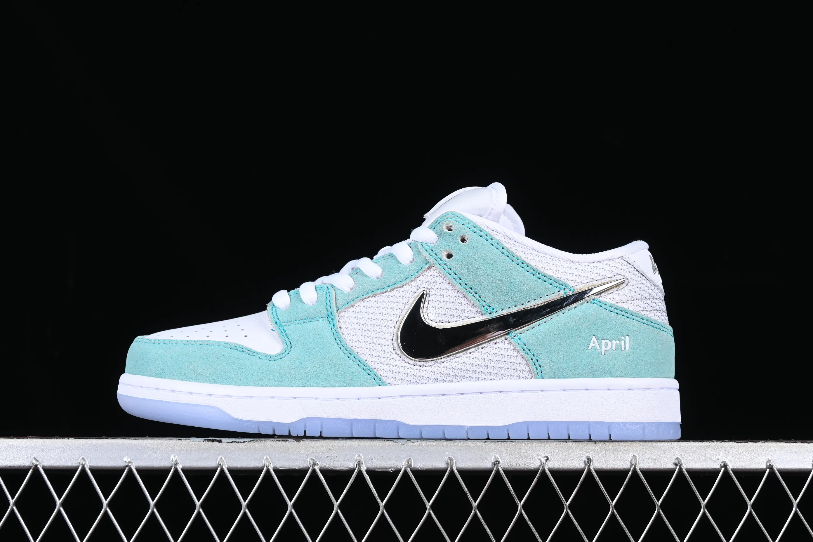 All categories Nk SB Dunk Series Nk SB Dunk Low low-top sneakers April Skateboards x Nk SB Dunk Low joint model Frozen Rose SB smashed backboard fashion casual sneakers FD2562-400